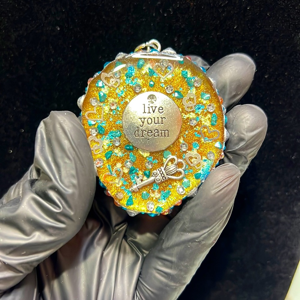 Resin keychain: “Live your dream”
